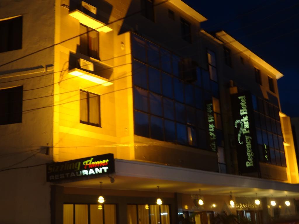 Regency Park Hotel Момбаса Екстер'єр фото